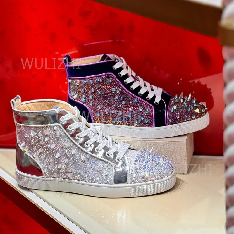 Men'S Shoes For Suits - รองเท้าผ้าใบผู้ชายสีม่วงเข้มประดับคริสตัลแบบร้อยเชือก พื้นสีแดง รองเท้ากีฬาข้อสั้น ประดับเพชร หนังกลับ รองเท้าวิ่งลำลอง